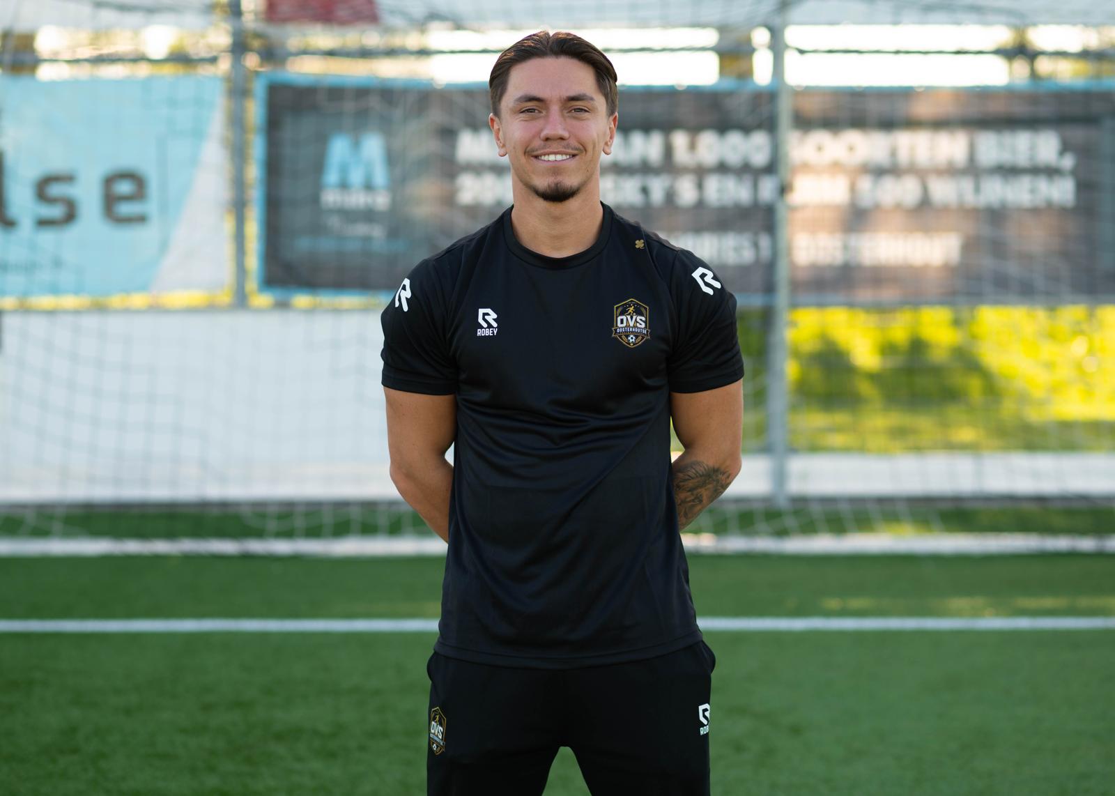 Danny Hoefnagels, trainer van De Oosterhoutse Voetbalschool, op het voetbalveld