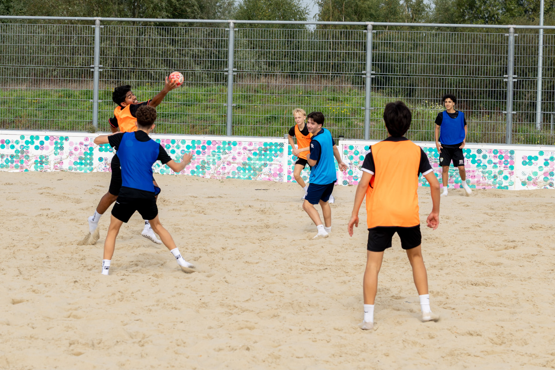 Kinderen spelen een partijtje strandvoetbal bij De Oosterhoutse Voetbalschool